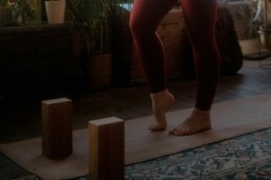 briques et tapis de yoga