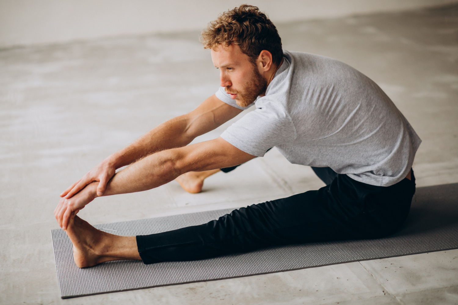 Homme pratiquant l’Ashtanga yoga dans une posture avancée